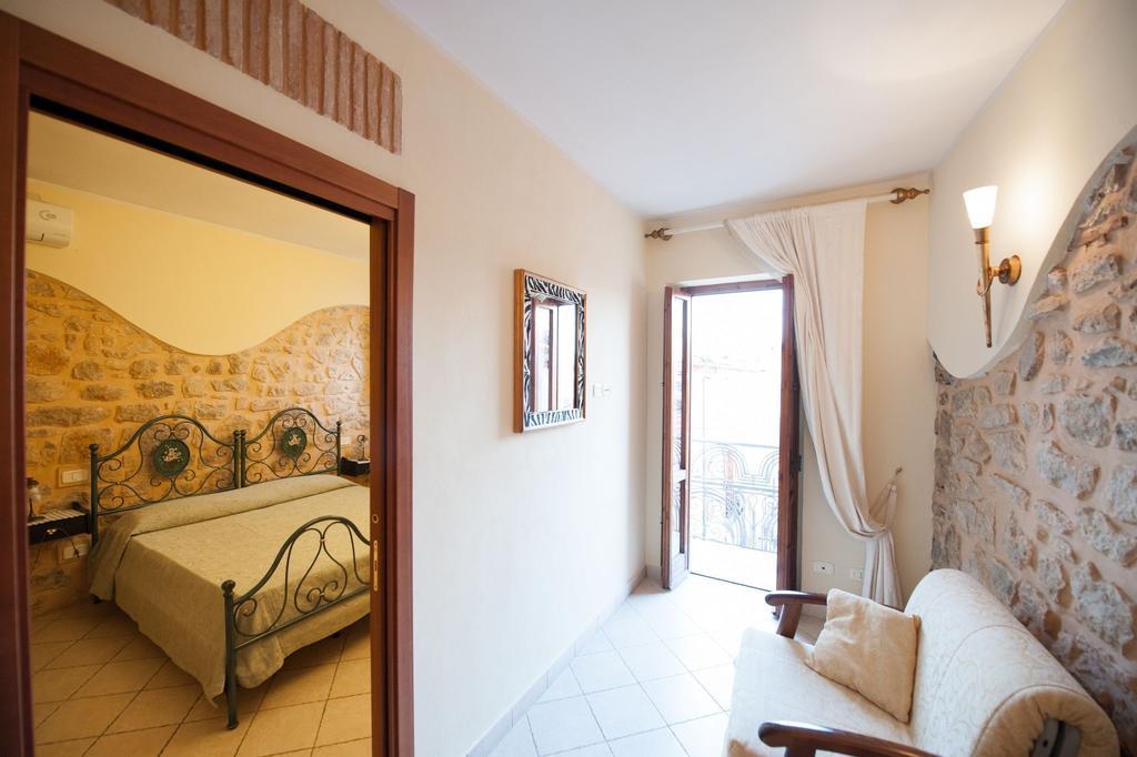 Bed And Breakfast Mblo Fondi Bagian luar foto
