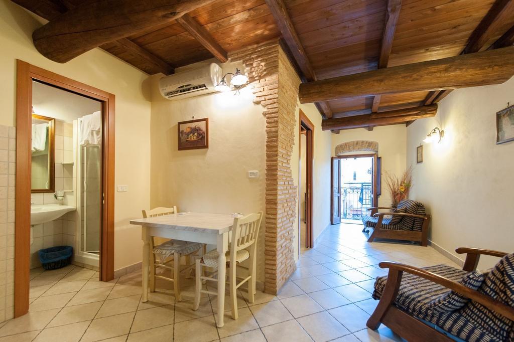 Bed And Breakfast Mblo Fondi Bagian luar foto